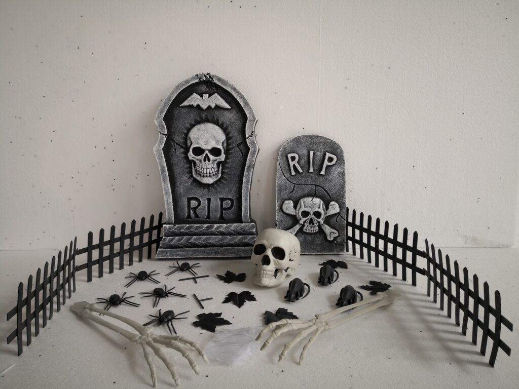  Cemetery Set – 24 Pieces with Fence